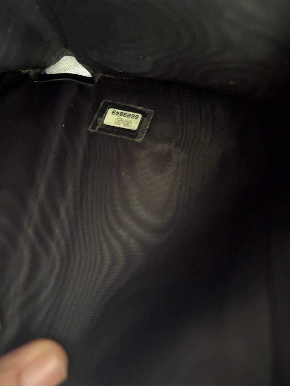 CHANEL Black CC Logo Wallet in Caviar Leather - Picture 9 of 11